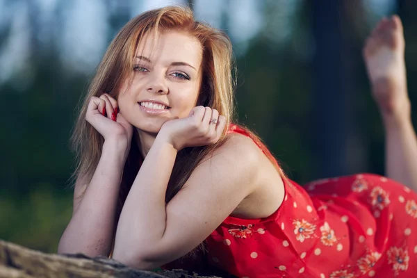 Girl lying on a log — Stock Photo, Image