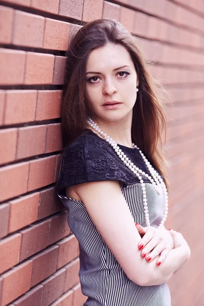 Mädchen in der Nähe der Mauer — Stockfoto