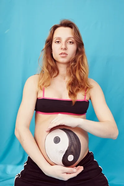 Gravid tjej med en bild — Stockfoto