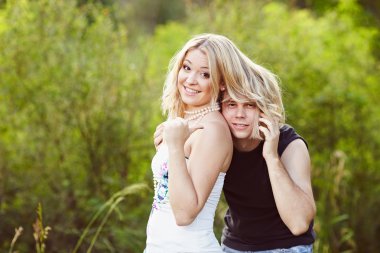 uzun saç çalışan adam