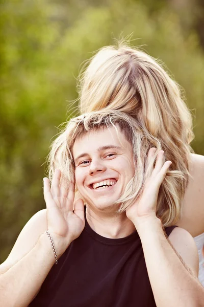 Hombre probándose el pelo largo — Foto de Stock