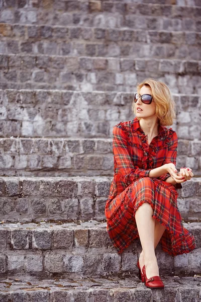 Menina bonita em um vestido vermelho — Fotografia de Stock