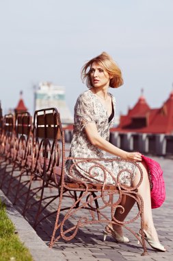 Kırmızı elbise unsurları ile kız