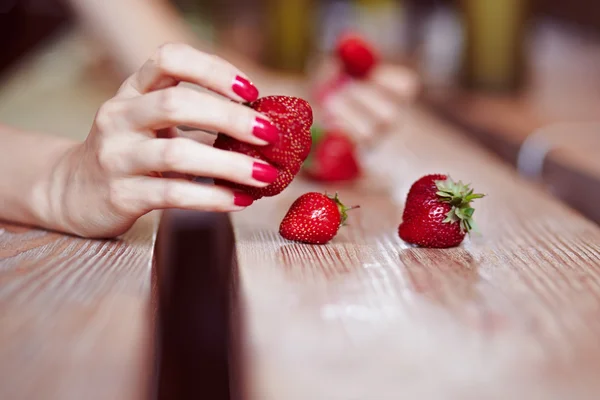 Masada çilekler var.