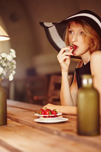 Meisje met aardbeien — Stockfoto