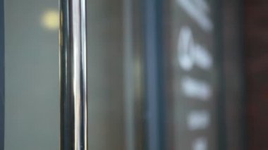 Elini Baubles ile kilitli kapı açma girişiminde