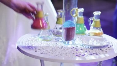 Gelin ve damadın ailelerinin birlik işareti çok renkli kum karıştırılır