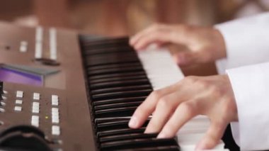 klavyeci synthesizer üzerinde oynama