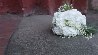 Düğün buketi ve arka trafik kameraları