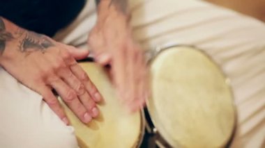 Afrika davul çalmaya Beyaz pantolonlu adam