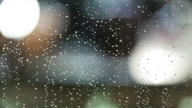akşam sokakta yağmur damlaları bardak ile odak