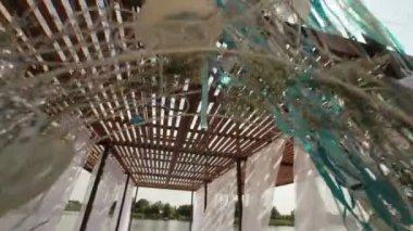 kamera steadicam bir düğün töreni için kemer altında uçar ve nehir gösterir