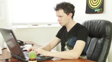 defteri evde çalışan adam