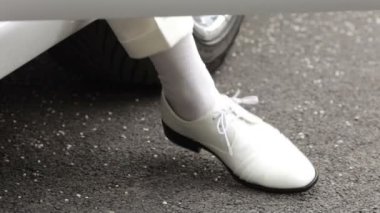 Gelin ve damadın, chic beyaz limuzin bırakın. daha düşük uçak