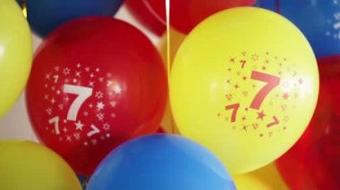 Balonlar ile sayı yedi çocuk doğum günü için