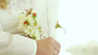 Gelin ve damat tüy kalem ile bir seferde bir evlilik sözleşmesi imzalamak