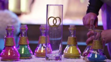 yardımcıları kum töreni kapları üzerinde fiş açılır