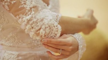 Gelin ona düğün elbise kol ayarlar. Flex yere hareket eder.