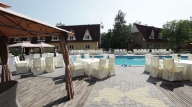 kamera masa etrafında düğün partiniz için havuz başında sinekler