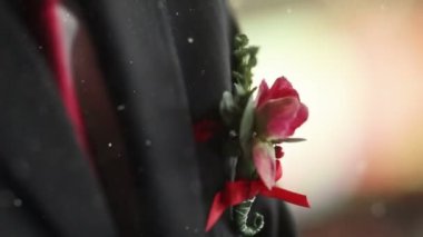 Buz pateni pisti üzerinde yeni evliler ayrıntıları. kar yağıyor