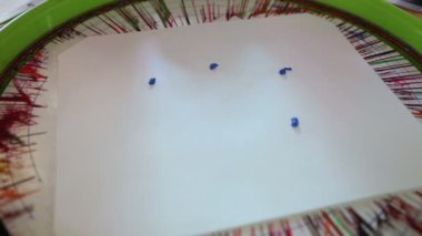 soyut resim yapmak için damlama damla boya ve Döndür'ün beyaz bir kağıda.