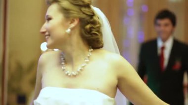 yeni evliler onların düğün dansı tamamlamak ve tutkuyla öpmek
