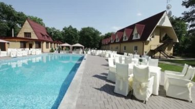 kamera masa etrafında düğün partiniz için havuz başında sinekler