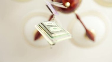 Avize asılı Hatıra dolar demet.