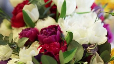 güzel bir yemek, tatlılar, meyveler ve çiçekler ile hizmet