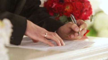 Gelin ve damat evlilik sertifika imzalama