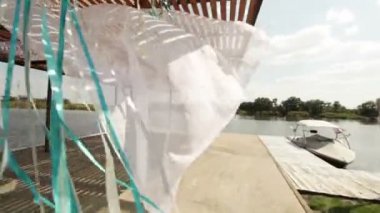 kamera steadicam bir düğün töreni için kemer altında uçar ve nehir gösterir