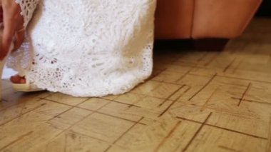 dantel düğün ayakkabıları ile benzer bir gelinlik Giydir