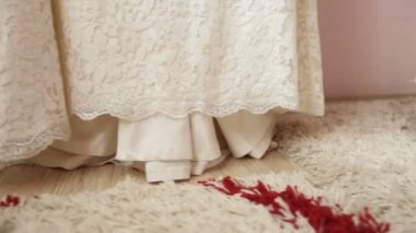 Gelin Ayakkabıları asılı elbiseleri yakınındaki alır
