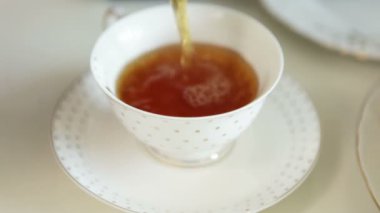 bir yaban mersini turtası, parçalar halinde kesilmesi