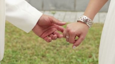 Gelin ve damat elele. Düğün buketi gelin tutar.