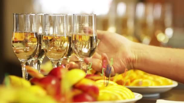 Champán y vino en un banquete de celebración — Vídeos de Stock