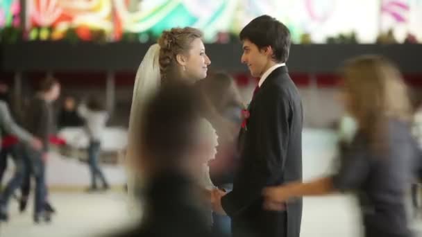 Couple at the rink — Stock Video