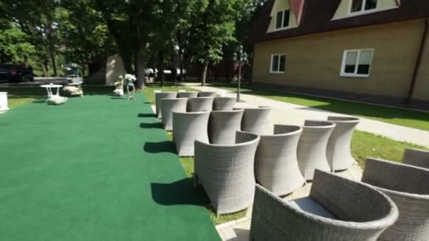 Aparat na steadicam leci obok rzędy krzeseł do ceremonii ślubnej — Wideo stockowe