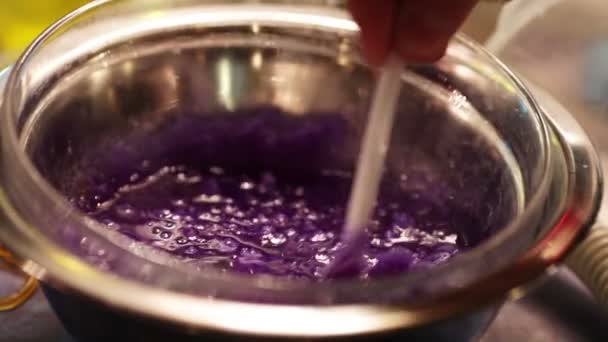 玻璃碗中搅拌厚厚的蓝色液体 — 图库视频影像