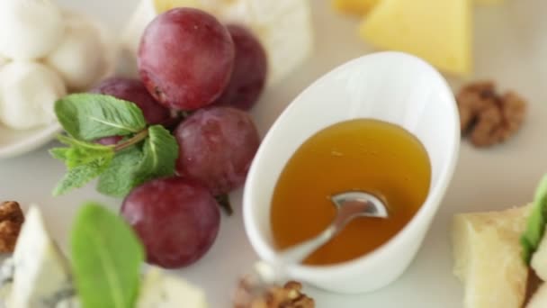 Nádherně obložená mísa sladkostí, ovoce a sýr — Stock video