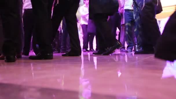 Танцы на еврейской свадьбе — стоковое видео
