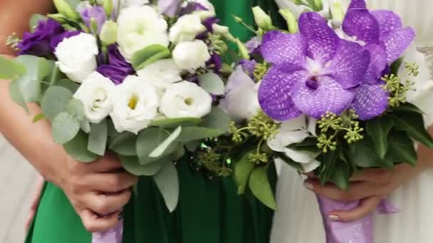 Mariée et demoiselle d'honneur tenant des bouquets de mariage — Video