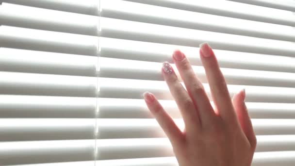 Frauenhand mit Nagellack in hellen Fensterläden — Stockvideo