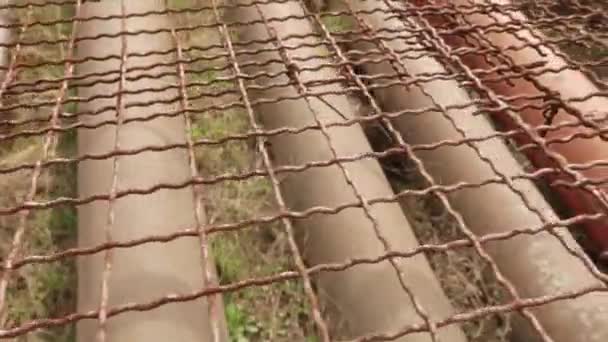 金属网保护水管从高电压行 — 图库视频影像