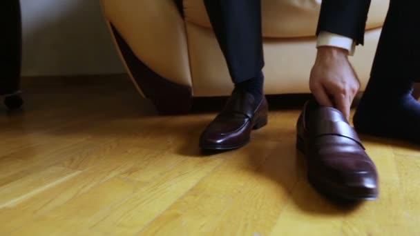 Homens usam sapatos de couro caros — Vídeo de Stock