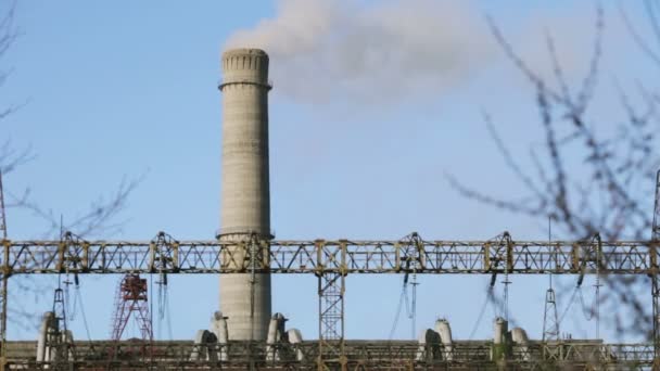 Выброс дыма на теплоэлектростанцию — стоковое видео