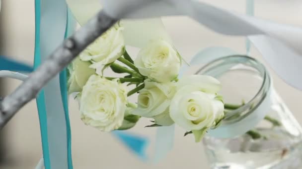 Hängande i ett kärl med vatten vita rosor. komponenter bröllop inredning. — Stockvideo
