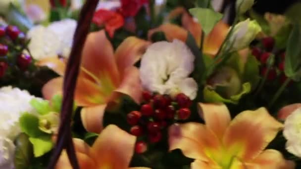 Blumensträusse für Geschenkkörbe — Stockvideo