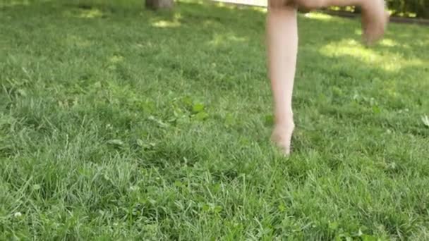 Meisje tennissen op het gras — Stockvideo
