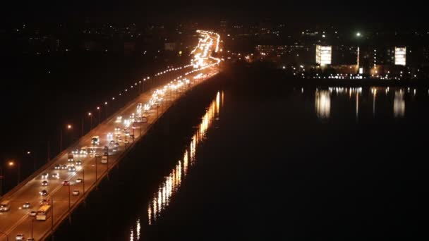 Zentrale Straßenbrücke in Dnepropetrowsk in der Nacht — Stockvideo